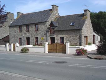 For sale three houses, one lot Saint-rieul